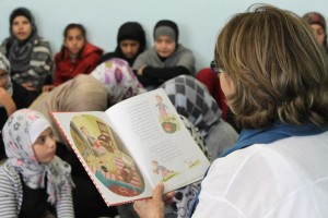 Rabeea reading to the children at the House of Tales and Music