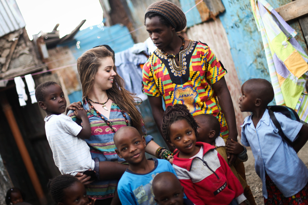 Volunteer in Kenya with children